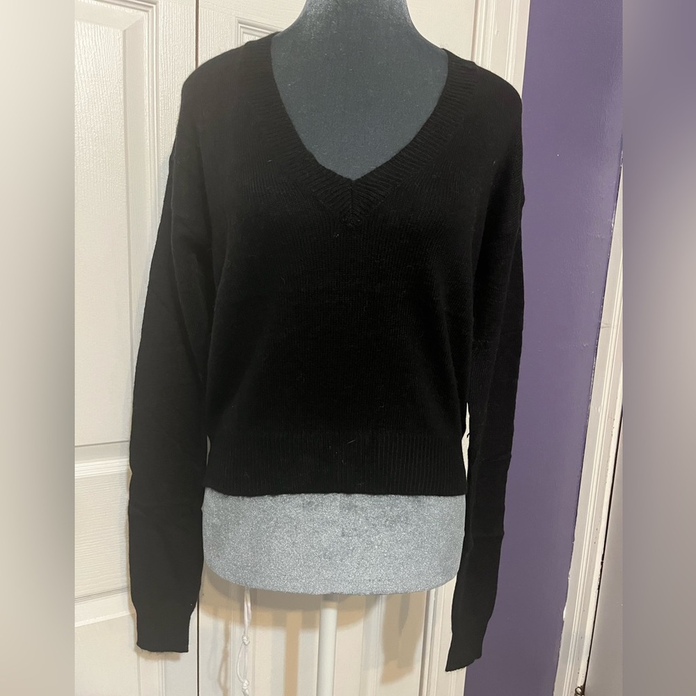 WOMEN’S SZ MEDIUM OPEN BACK SWEATER NWT OLIVACEOUS. LIGHTWEIGHT. #232